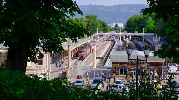 Kislovodsk stacja kolejowa i pociąg — Zdjęcie stockowe