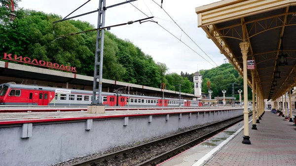 Kislovodsk estación de tren y tren —  Fotos de Stock