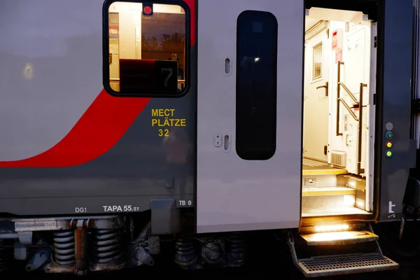 Abrir la puerta del tren en la estación —  Fotos de Stock