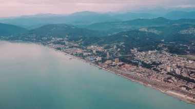 Düzlem penceresinden Adler görünümü