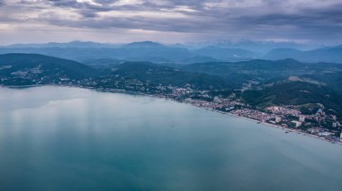 Düzlem penceresinden Adler görünümü