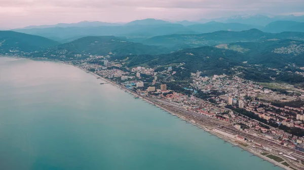 Düzlem penceresinden Adler görünümü