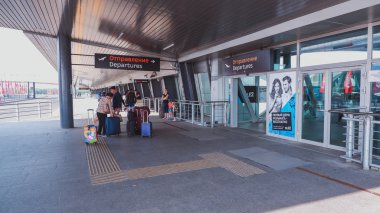 Saint-Petersburg'daki Pulkovo Havaalanı terminaline giriş (Rusya)