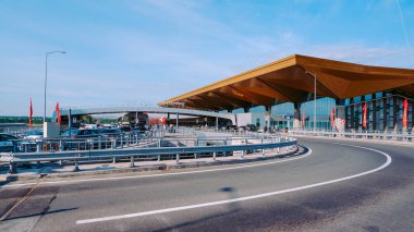 Saint-Petersburg'daki Pulkovo Havaalanı terminaline giden yol (Rusya)