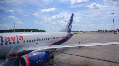 Boeing 737 Smartavia Kazan Havaalanı'nda. Sol kanadın görünümü.