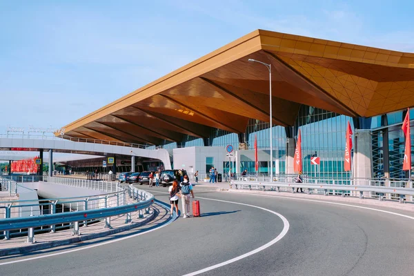 Saint-Petersburg Pulkovo Havaalanı terminaline yolda bagaj ile kız ile adam (Rusya)