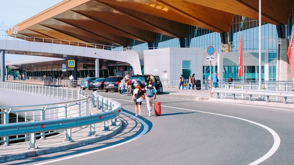 Saint-Petersburg Pulkovo Havaalanı terminaline yolda bagaj ile kız ile adam (Rusya)