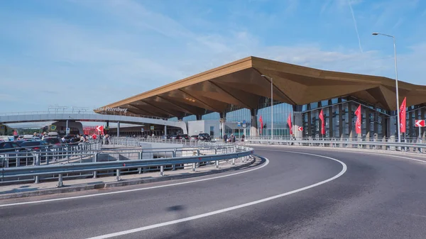 Saint-Petersburg'daki Pulkovo Havaalanı terminaline giden yol (Rusya)