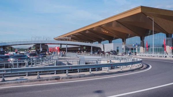 Saint-Petersburg'daki Pulkovo Havaalanı terminaline giden yol (Rusya)
