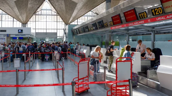 All Interno Del Terminal Dell Aeroporto Pulkovo Passeggeri Sono Coda — Foto Stock