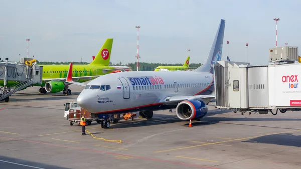 Boeing 737-700 Smartavia Saint-Petersburg Pulkovo Havaalanı'nda kapı yakınında (Rusya)