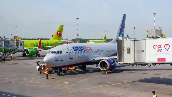 Boeing 737-700 Smartavia Saint-Petersburg Pulkovo Havaalanı'nda kapı yakınında (Rusya)