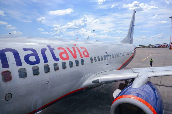 Boeing 737 Smartavia Kazan Havaalanı'nda. Sol kanadın görünümü.