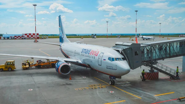 カザン空港 ロシア でボーイング737 700 乗客はゲートを通って飛行機を出る — ストック写真