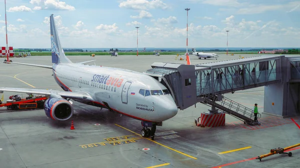 カザン空港 ロシア でボーイング737 700 乗客はゲートを通って飛行機を出る — ストック写真