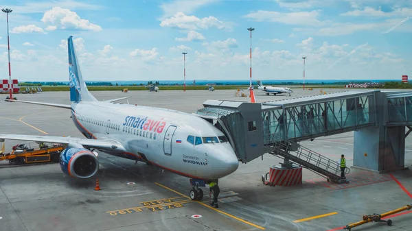 カザン空港 ロシア でボーイング737 700 乗客はゲートを通って飛行機を出る — ストック写真