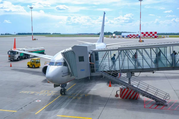 Boeing 737-700 Kazan Havaalanı'nda (Rusya). Yolcular uçaktan geçitten ayrılırlar..