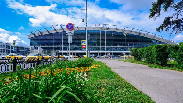 Moscú / Rusia - 18 de junio de 2019: Terminal del aeropuerto de Vnukovo. Muchos taxis cerca del aeropuerto . — Foto de Stock