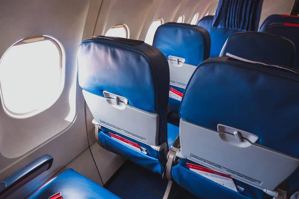 Mosca / Russia - 18 giugno 2019: cabina aereo in Airbus A319 Rossiya Airlines. Sedili blu e cinture di sicurezza rosse . — Foto Stock