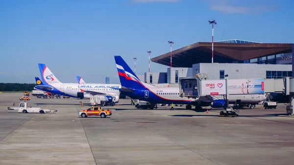 Saint-Petersburg / Rusya - 18 Haziran 2019: Pulkovo Havaalanı terminali yakınında üç uçak - Aeroflot, Ural Airlines ve Lufthansa.
