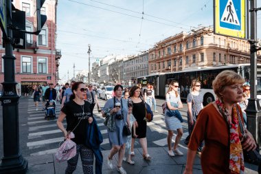 Saint Petersburg / Rusya - 19 Haziran 2019: İnsanlar Saint-Petersburg'daki Nevsky Prospect caddesini geçiyor