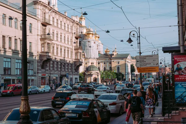Saint Petersburg / Rusya - 19 Haziran 2019: Saint Petersburg'da Vladimirsky Prospect caddesi. Yürüyen insanlar, arabalar, klasik mimari ve Vladimir adına katedral.