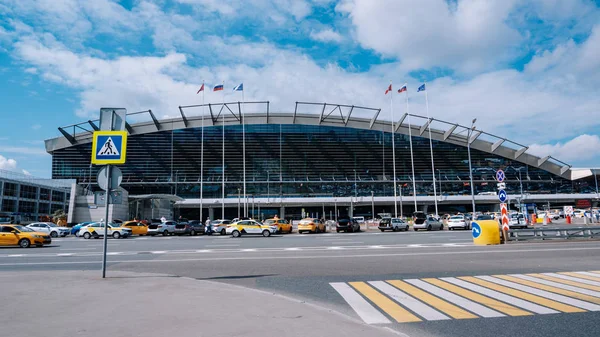 Moskova / Rusya - 18 Haziran 2019: Moskova'daki Vnukovo Havaalanı. Terminalyakınında taksi ve arabalar.