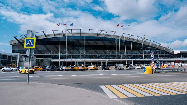 Moscou / Rússia - 18 de junho de 2019: Aeroporto de Vnukovo em Moscou. Táxi e carros perto do terminal . — Fotografia de Stock