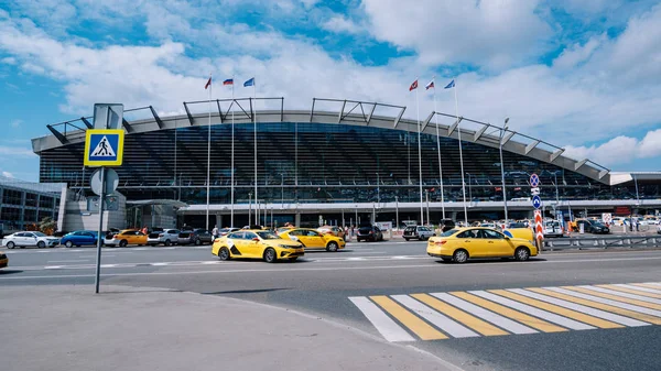 Moscou / Rússia - 18 de junho de 2019: Aeroporto de Vnukovo em Moscou. Táxi e carros perto do terminal . — Fotografia de Stock