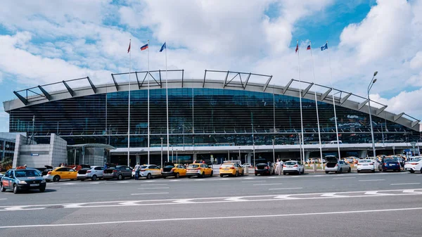 Moskou/Rusland-juni 18 2019: Vnukovo luchthaven in Moskou. Taxi en auto's in de buurt van de Terminal. — Stockfoto