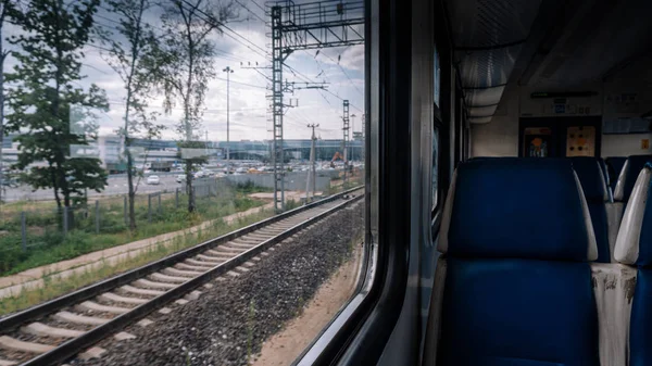Moskou/Rusland-juni 18 2019: vertrek vanaf het station Domodedovo Airport. Uitzicht door het raam van de Moskouse elektrische trein. Blauwe zetels en donker cabine interieur op de achtergrond. — Stockfoto