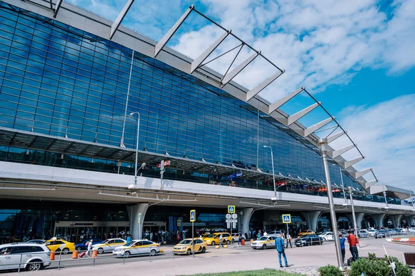 Moskova / Rusya - 18 Haziran 2019: Moskova'daki Vnukovo Havaalanı. Terminalyakınında taksi ve arabalar.
