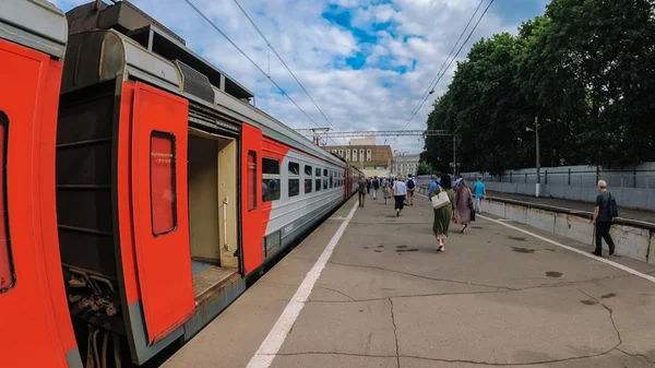 Moscú / Rusia - 18 de junio de 2019: Pasajeros salen del tren eléctrico en la estación Paveletsky Vokzal en Moscú . —  Fotos de Stock