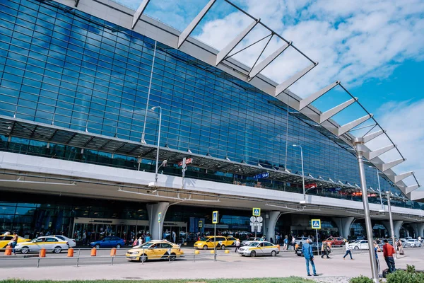 Moskau / Russland - 18. Juni 2019: Flughafen Wnukowo in Moskau. Taxi und Autos in der Nähe des Terminals. — Stockfoto