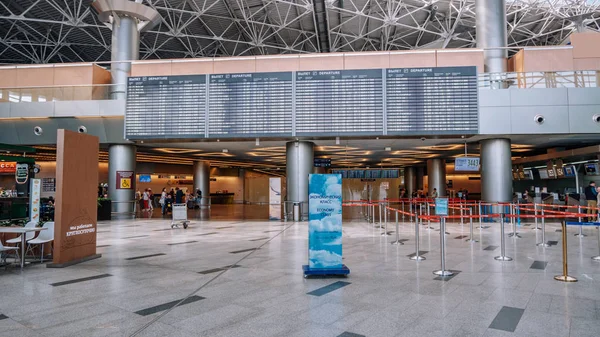 Moskova / Rusya - 18 Haziran 2019: Vnukovo Havaalanı yolcu check-in alanında uçuş kartı