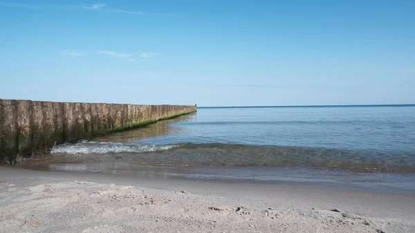 Hullámok Balti Tenger Homokos Strandon Közel Hullámtörők Kora Reggel — Stock Fotó