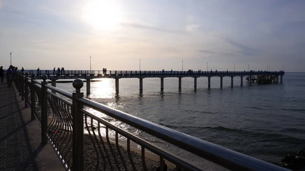 Zelenogradsk Russia August 2019 Boardwalk Zelenogradsk Evening Silhouettes People Eclipsed — Stock Photo, Image