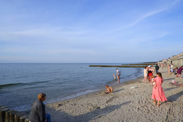 Zelenogradsk Rússia Agosto 2019 Praia Mar Báltico Zelenogradsk Pessoas Andam — Fotografia de Stock