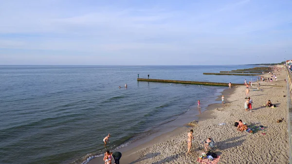 ゼレノグラツク ロシア 2019 ゼレノグラツクのバルト海のビーチ 人々は砂の上を歩く 暑い夏 — ストック写真