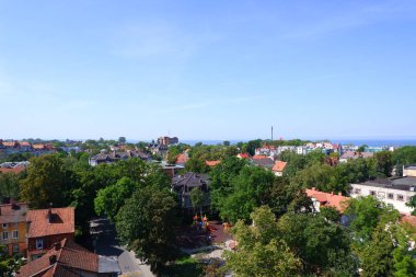 Su kulesinden Zelenogradsk manzarası. Ufukta Baltık Denizi'nin mavi hattı