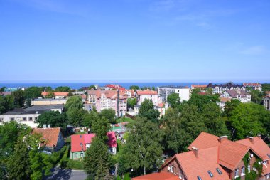 Su kulesinden Zelenogradsk manzarası. Ufukta Baltık Denizi'nin mavi hattı