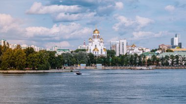 Yekaterinburg / Rusya - 10 Ağustos 2019: Rus Topraklarında Ki Azizler Onuruna Kan Kilisesi. Yekaterinburg'un merkezinde, Iset nehri üzerinde yüzen bir tekne.