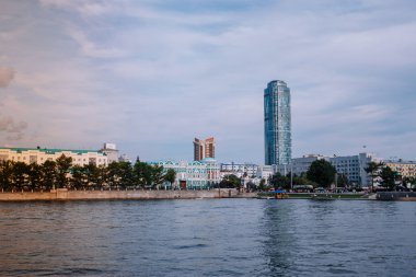 Yekaterinburg / Rusya - 10 Ağustos 2019: Yekaterinburg'un merkezinde ki Iset nehir seti - Plotinka. Dom N.i. Sevastyanova, Lenina sokak, Antey kulesi ve Vysotsky kulesi
