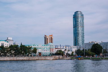 Yekaterinburg / Rusya - 10 Ağustos 2019: Yekaterinburg'un merkezinde ki Iset nehir seti - Plotinka. Dom N.i. Sevastyanova, Lenina sokak, Antey kulesi ve Vysotsky kulesi