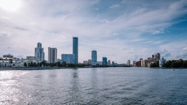 Yekaterinburg / Rusya - 10 Ağustos 2019: Nehiri Yekaterinburg şehir merkezine kurdum. Tekneler yüzüyor. Beyaz Saray, Iset Kulesi, Tiyatro, Arka planda Yeltsin Merkezi.