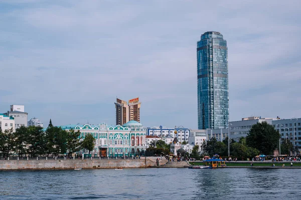 Yekaterinburg / Rusya - 10 Ağustos 2019: Yekaterinburg'un merkezinde ki Iset nehir seti - Plotinka. Dom N.i. Sevastyanova, Lenina sokak, Antey kulesi ve Vysotsky kulesi