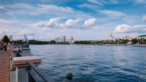 Yekaterinburg Russia August 2019 Iset River Embankment Center Yekaterinburg Left — Stock Photo, Image