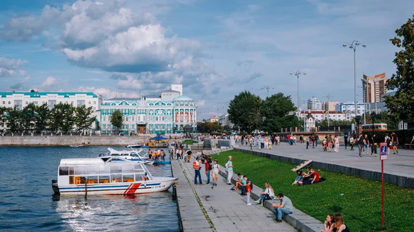 叶卡捷琳堡 俄罗斯 2019年8月10日 人们沿着叶卡捷琳堡市中心的伊塞特河堤行走 塞瓦斯蒂亚诺娃 列宁纳街和安蒂塔的背景 — 图库照片