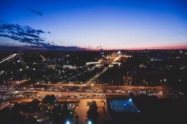 Yüksek bir binadan Moskova 'ya akşam manzarası. Trafik sıkışıklığı ve şehir ışıkları.