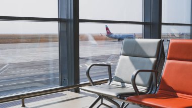 Volgograd / Rusya - 23 Eylül 2020: Havaalanındaki Lounge Seats. Arkadaki taksiden önce Boeing 737 Nordwind Havayolları